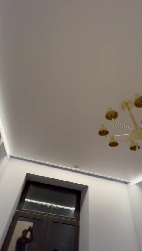 Парящий контур потолка с нейтральной подсветкой и люстрой Парящий контур потолка с нейтральной подсветкой и люстрой