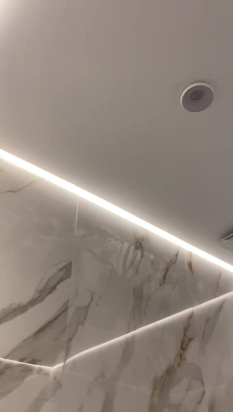 Нейтральная подсветка парящего периметра над стенами под мрамор Нейтральная подсветка парящего периметра над стенами под мрамор