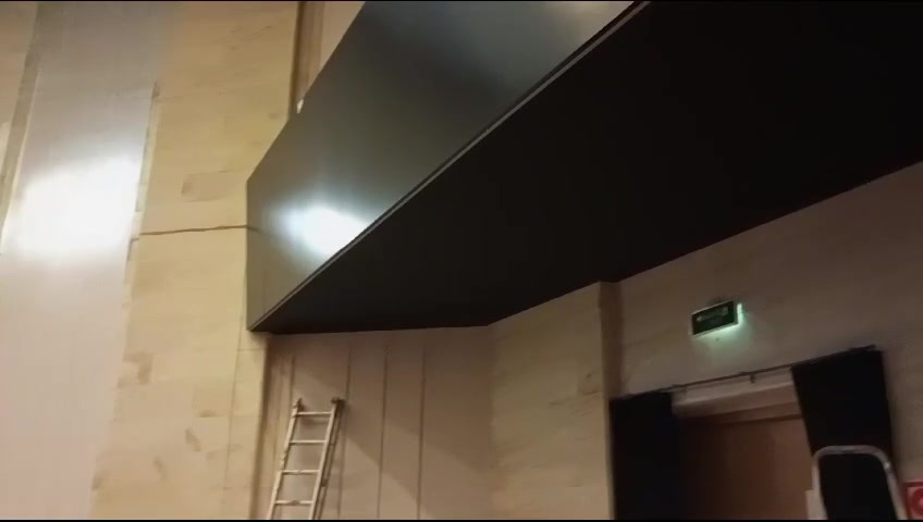 Чёрный тканевый потолок DESCOR в интерьере актового зала Чёрный тканевый потолок DESCOR в интерьере актового зала